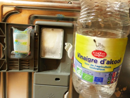 vinaigre blanc aide machien à laver.JPG