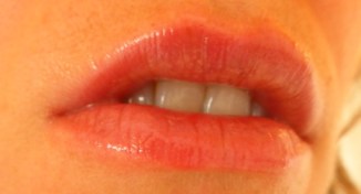 huile-amande-sur-levres