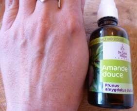 2-pompes-dhuile-damande-sur-une-main