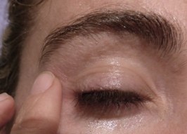 huile sur oeil démaquillage sérum.JPG