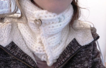 cache cou laine 12 aiguilles 8 fermeture bouton bois.JPG
