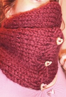 snood 2 tour laine 10 aiguilles 10 bordeau bouton bois.JPG