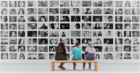 UNE-gens devant photos