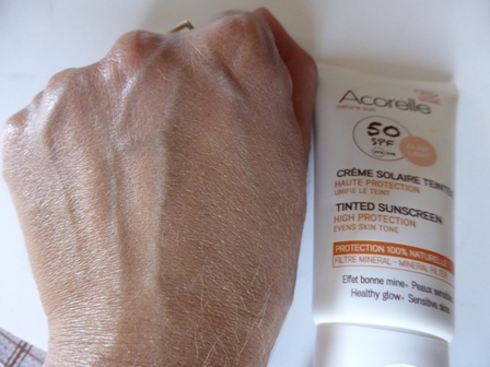 crème Acorelle sur main