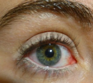 crayon blanc benecos yeux.JPG