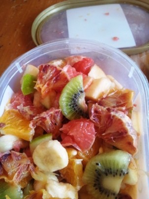 manger facilement des fruits salade de fruits en boite