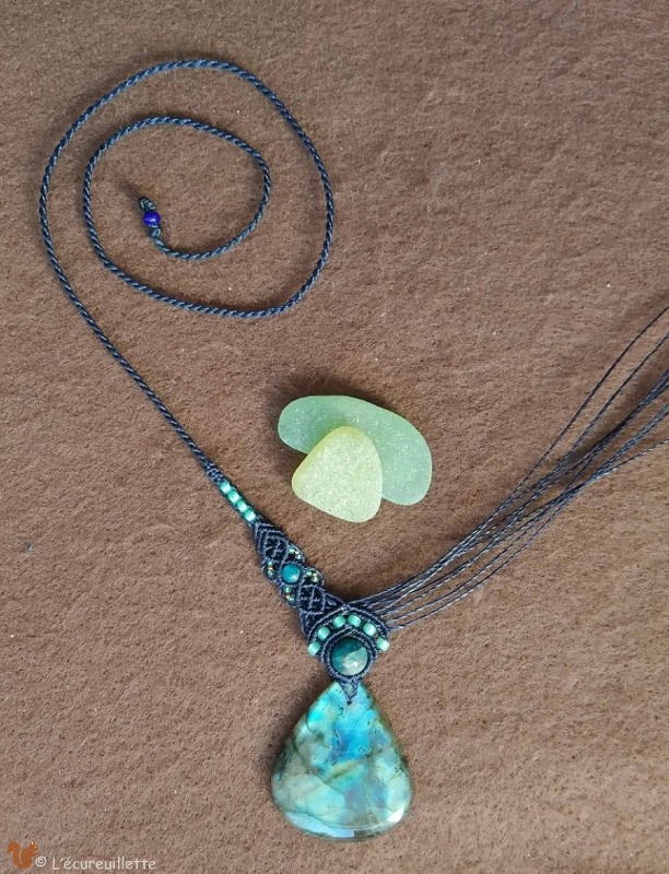 collier labradorite goutte bleu macramé L'Ecureuillette en Brocéliande tout droit réservé