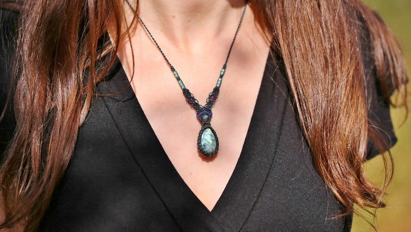 collier pierre bleue macramé L'Ecureuillette en Brocéliande tout droit réservé