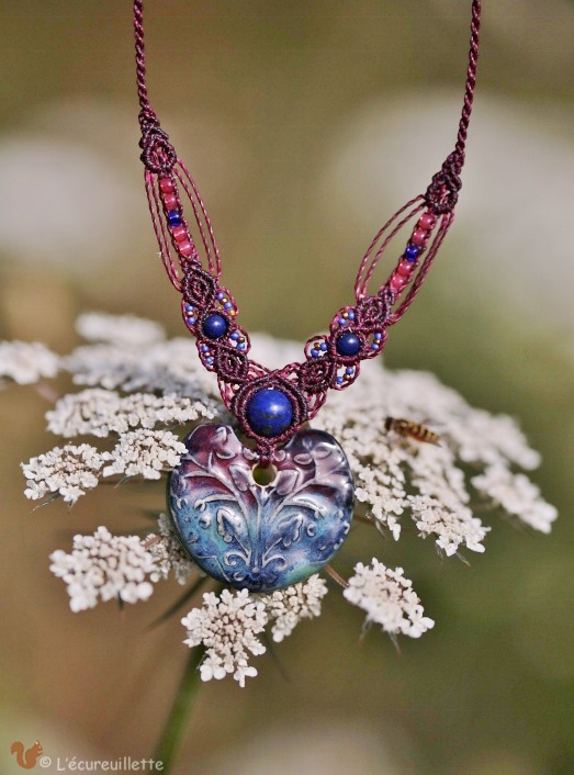 collier porcelaine bleu coeur L'Ecureuillette en Brocéliande tout droit réservé